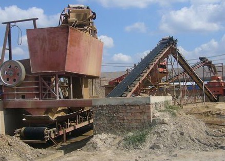 顎式破碎機破碎花崗巖現(xiàn)場