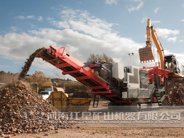 履帶式破碎站工作現(xiàn)場