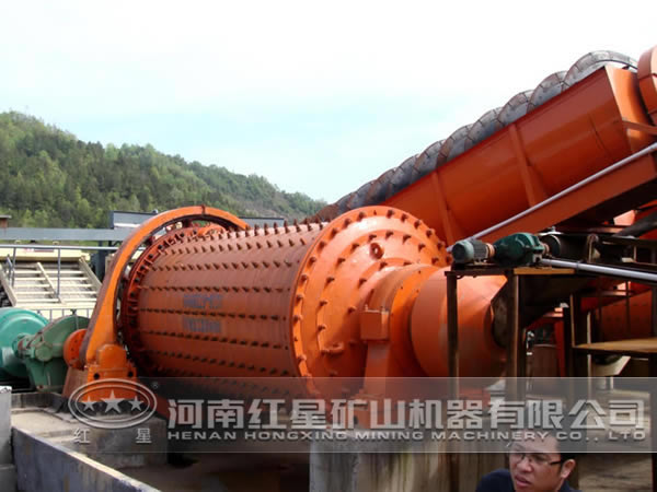 球磨機(jī)磨礦現(xiàn)場(chǎng)