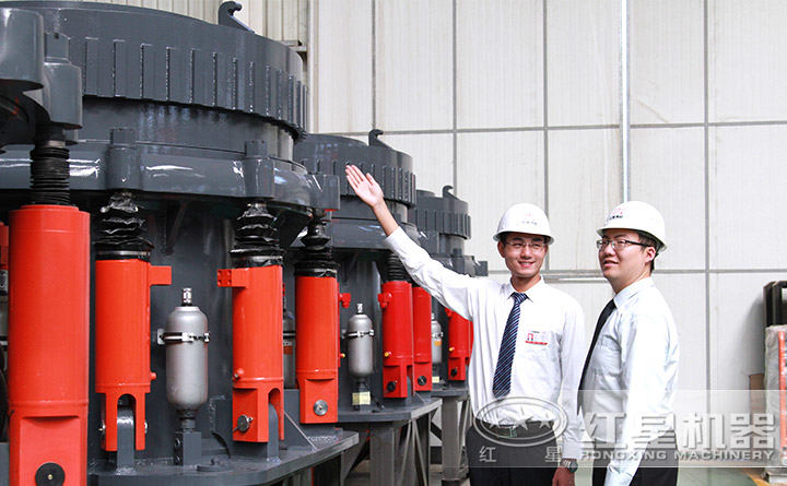 客戶參觀螢石圓錐破碎機(jī)