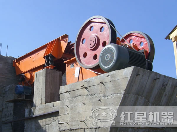 錳礦石加工現(xiàn)場(chǎng)