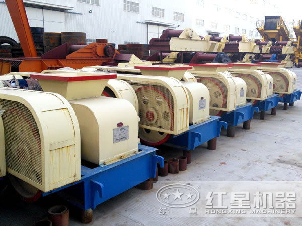 排列整齊的雙輥破碎機(jī)