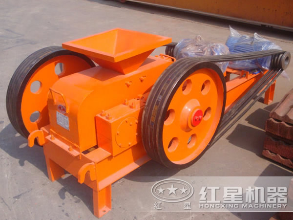 對輥式破碎機(jī)特寫