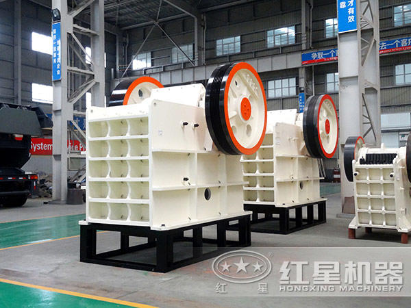 不同型號(hào)的顎式破碎機(jī)