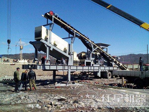 移動(dòng)式破碎機(jī)處理建筑垃圾作業(yè)現(xiàn)場