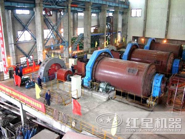 球磨機(jī)作業(yè)現(xiàn)場(chǎng)