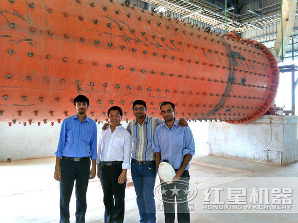 大型球磨機作業(yè)現(xiàn)場