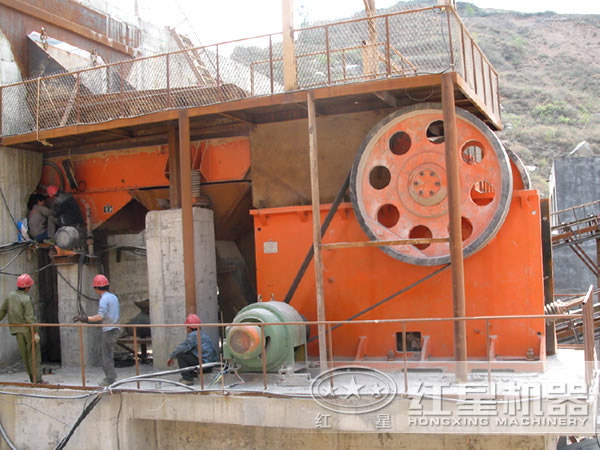 破碎機(jī)作業(yè)現(xiàn)場(chǎng)圖片