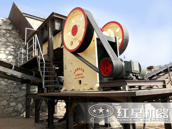 鄂式破碎機作業(yè)現(xiàn)場