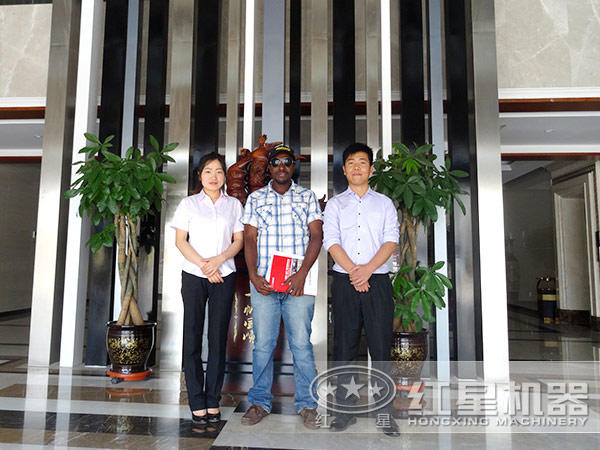 紅星作業(yè)人員與客戶合影