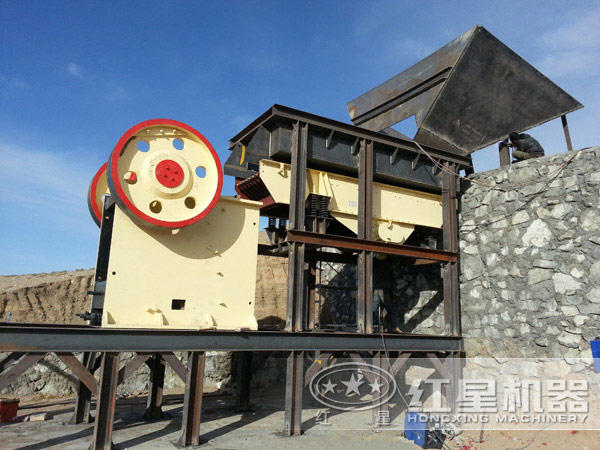 膨潤土顎式破碎機作業(yè)現(xiàn)場