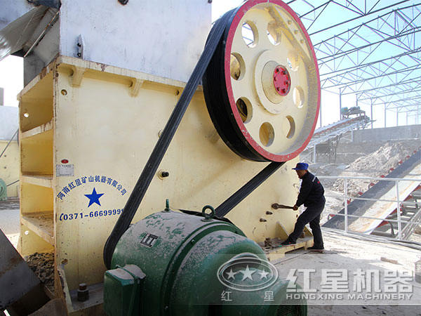 大型顎式碎石機安裝現(xiàn)場