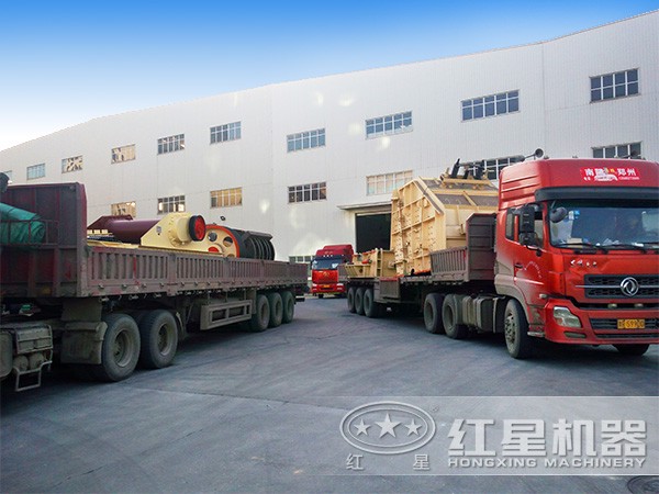 振動給料機及其他配套設備發(fā)貨現(xiàn)場