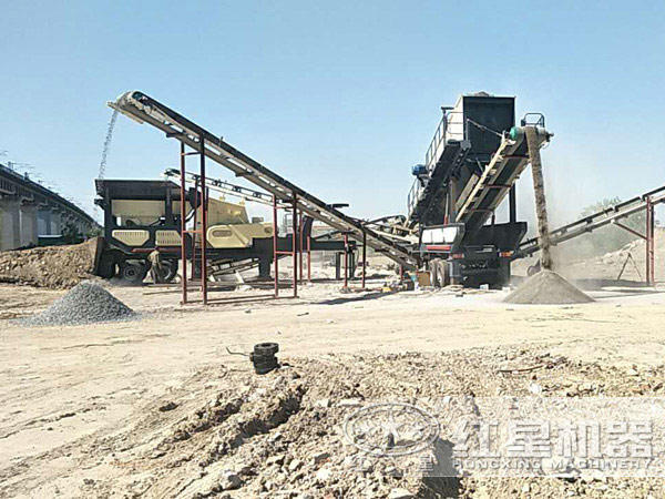 鵝卵石移動(dòng)破碎機(jī)作業(yè)現(xiàn)場(chǎng)