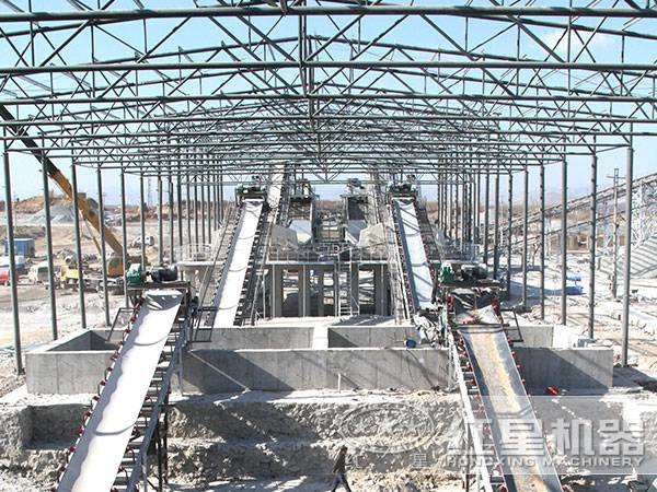 河沙作業(yè)現(xiàn)場的皮帶輸送機(jī)