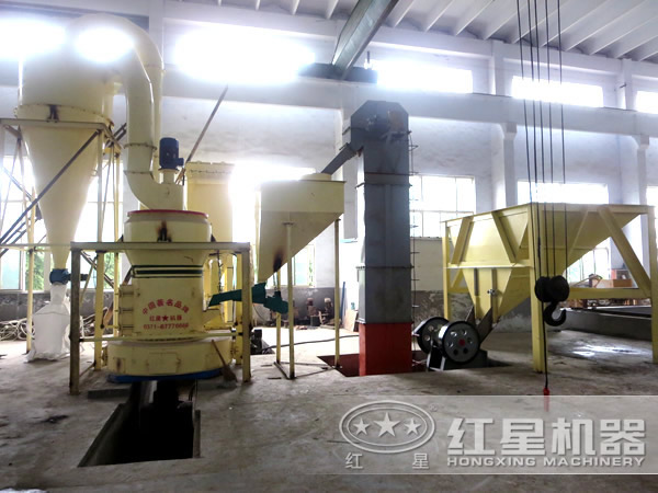 磨粉機(jī)作業(yè)現(xiàn)場