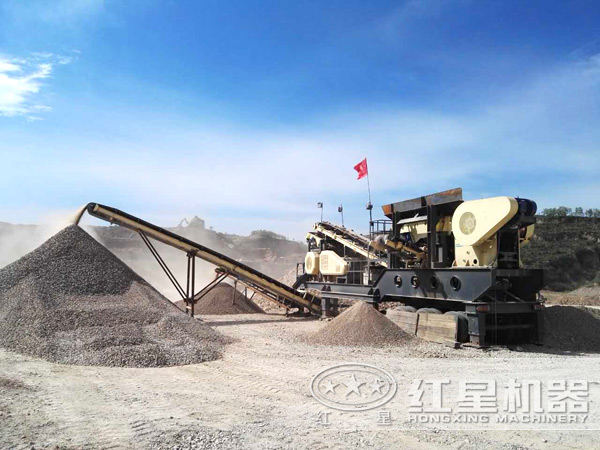 作業(yè)中的車(chē)載移動(dòng)石子破碎機(jī)