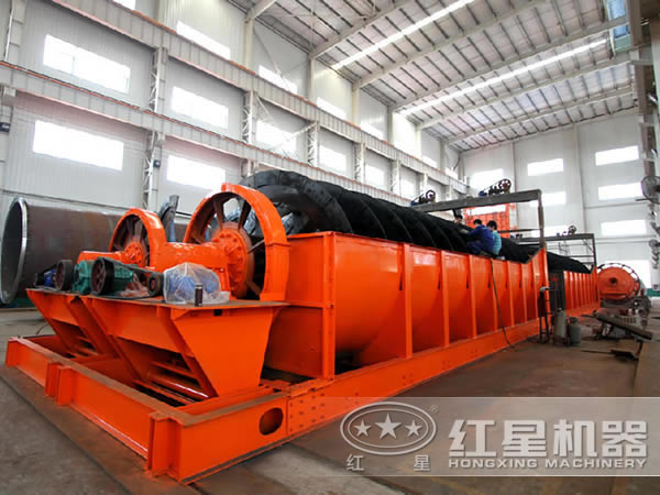 車間作業(yè)的工人