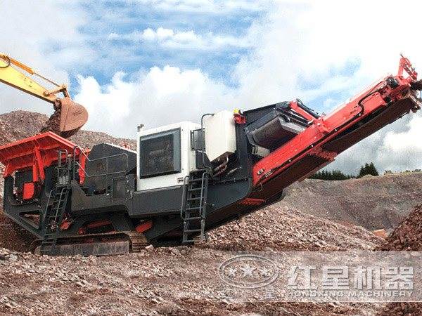在坡上作業(yè)的移動(dòng)式破碎機(jī)
