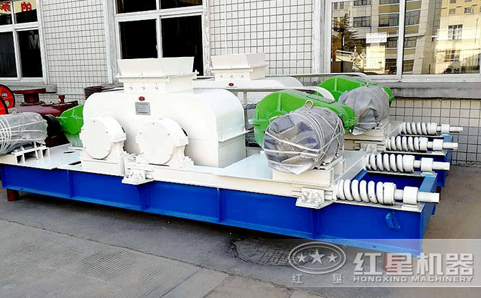 廠區(qū)擺放的對輥破碎機