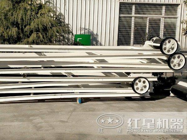 堆放在一起的輸送機