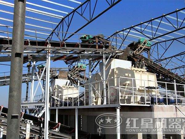 碎石場反擊式碎石機(jī)作業(yè)現(xiàn)場