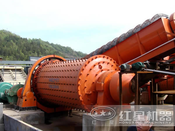 球磨機(jī)作業(yè)現(xiàn)場(chǎng)