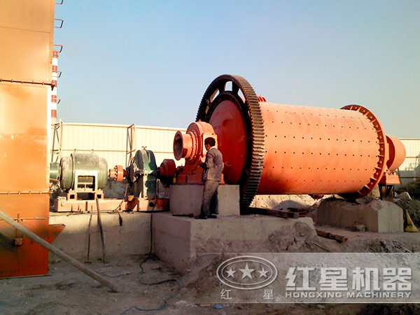 球磨機(jī)作業(yè)現(xiàn)場(chǎng)圖