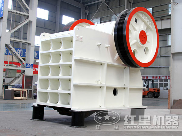 磨粉生產(chǎn)線設(shè)備-顎式破碎機(jī)