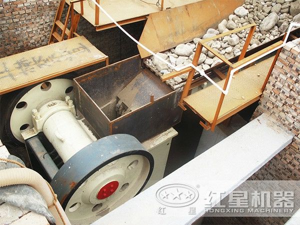 顎式破碎機作業(yè)現(xiàn)場