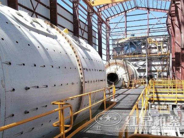 球磨機作業(yè)現(xiàn)場圖