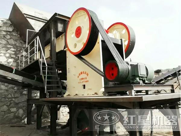 顎式破碎機作業(yè)現(xiàn)場