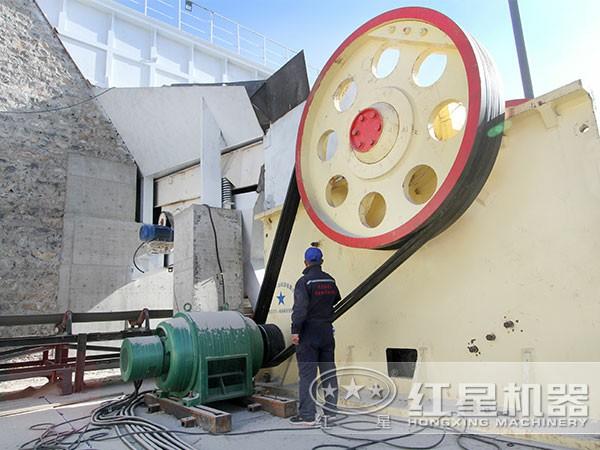 大型碎石顎式破碎機(jī)設(shè)備作業(yè)現(xiàn)場