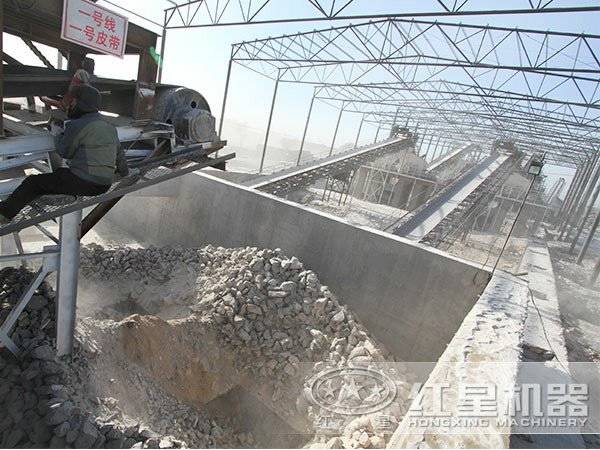 顎式破碎機(jī)破碎現(xiàn)場