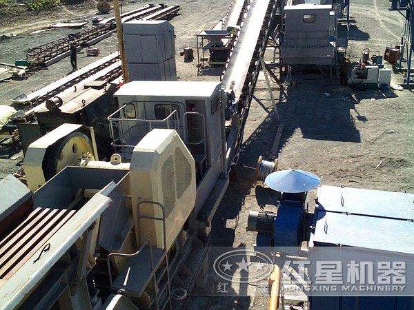 移動式顎式破碎站作業(yè)現(xiàn)場