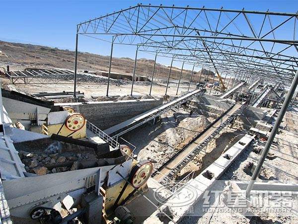 顎式嗑石機(jī)作業(yè)現(xiàn)場