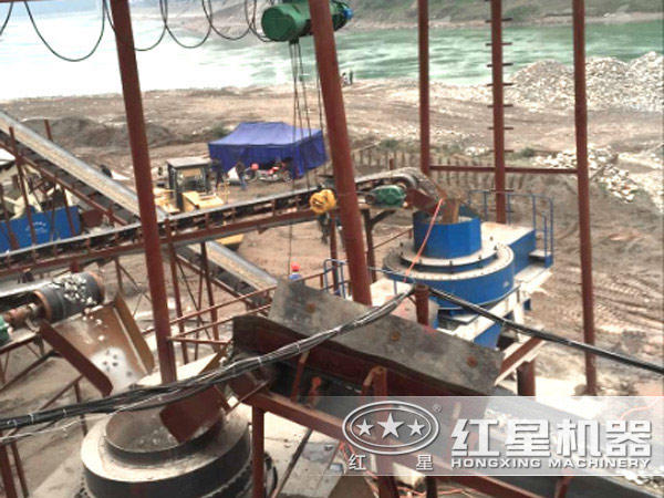 鵝卵石制砂作業(yè)現(xiàn)場