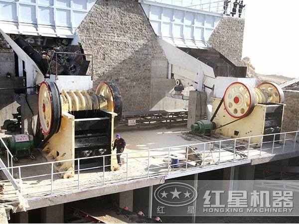 顎式破碎機(jī)作業(yè)現(xiàn)場(chǎng)