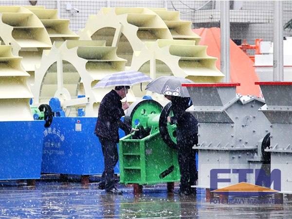 風(fēng)雨無(wú)阻客戶來(lái)廠參觀顎式破碎機(jī)