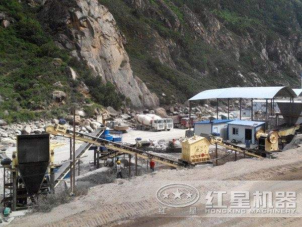 破碎生產(chǎn)線現(xiàn)場(chǎng)