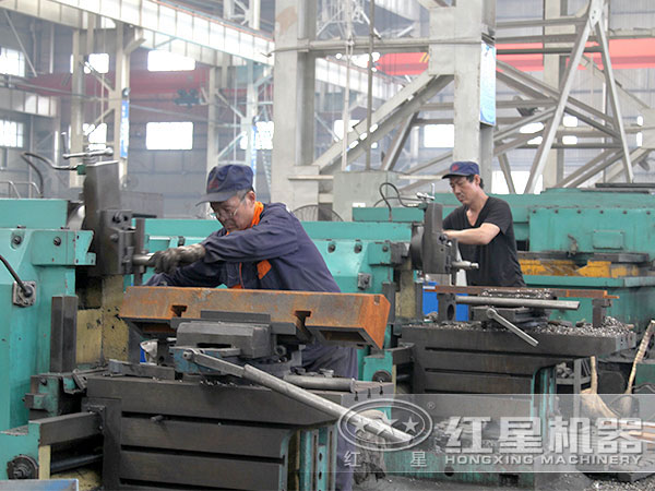 車間認真作業(yè)的技術(shù)人員