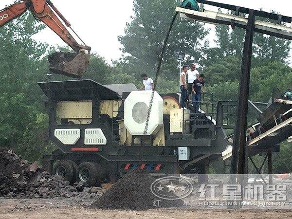 移動式鄂式磕石機工作現(xiàn)場圖
