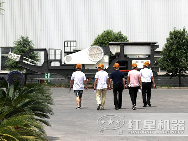 紅星銷(xiāo)售人員帶領(lǐng)客戶參觀設(shè)備圖