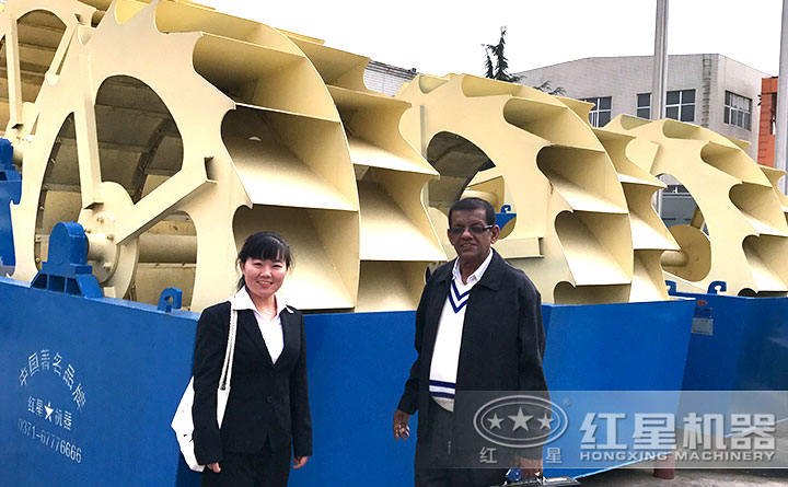 紅星銷(xiāo)售人員帶領(lǐng)客戶(hù)參觀洗砂機(jī)圖