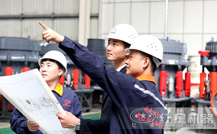 紅星銷售人員帶客戶參觀設(shè)備圖