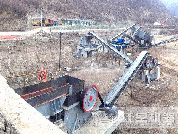 顎式粗碎機(jī)破碎現(xiàn)場(chǎng)圖