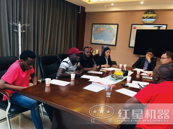 紅星技術(shù)人員和客戶討論圖