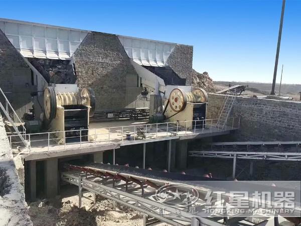 顎式破碎機(jī)破碎青石現(xiàn)場(chǎng)圖