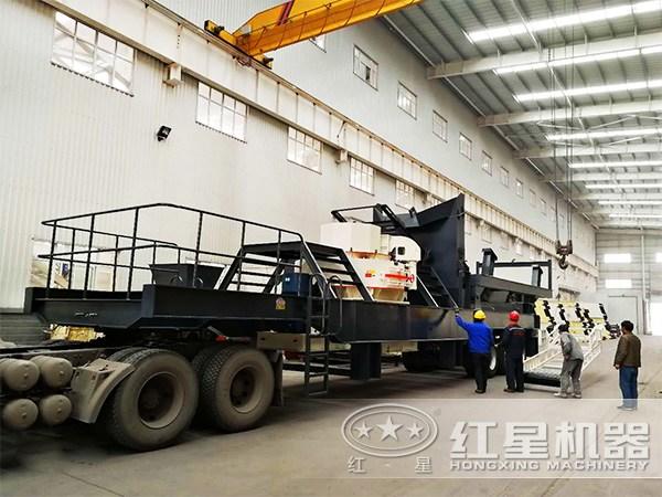 車載移動(dòng)式制砂機(jī)生產(chǎn)現(xiàn)場(chǎng)圖