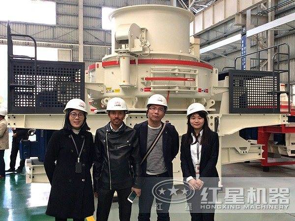 紅星銷售人員帶客戶參觀制砂機(jī)圖